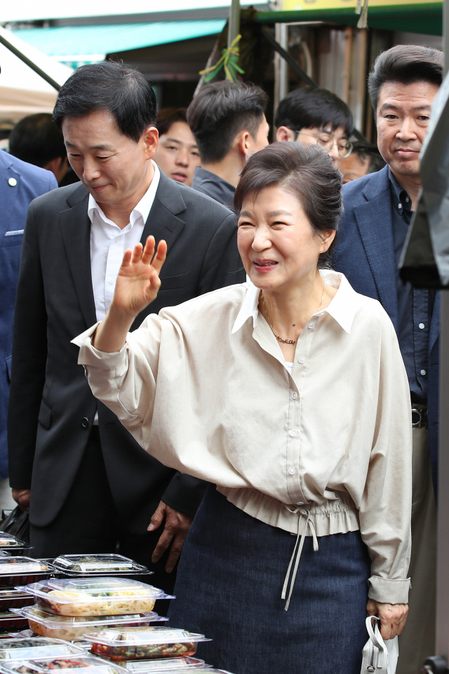 박근혜 전 대통령이 25일 대구 달성군 현풍시장을 찾아 시민들과 인사하고 있다. 연합뉴스