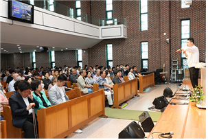 오언석 서울 도봉구청장이 창동주공17단지아파트 재건축 사업 주민설명회에서 인사말을 하고 있다. 사진제공=도봉구