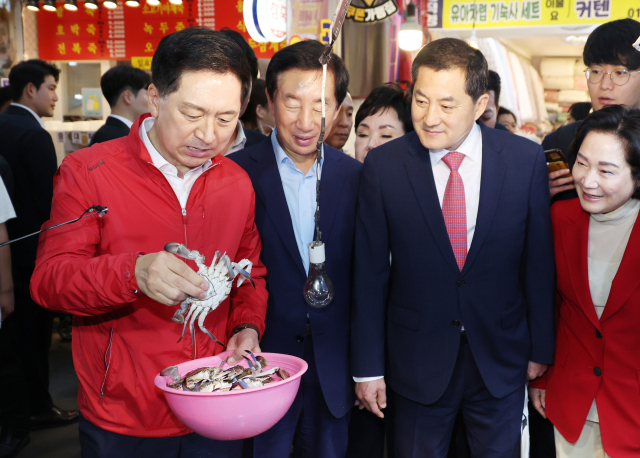 서울 강서구 방신시장을 찾은 김기현 대표 등 국민의힘 지도부가 수산물을 구입하고 있다. 연합뉴스