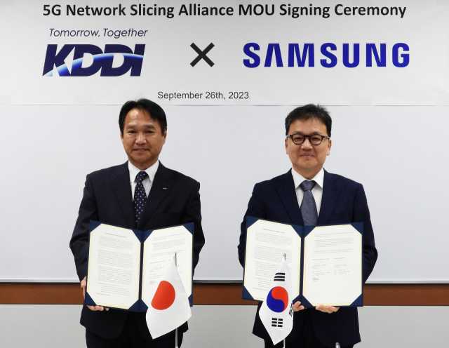 삼성전자는 일본 통신사 KDDI와 26일 도쿄 KDDI 본사에서 '5G 네트워크 슬라이싱 기술 협력' MOU를 체결했다고 27일 밝혔다. 요카이 토시카즈(왼쪽) KDDI 기술총괄본부 부총괄본부장과 이준희 삼성전자 네트워크사업부 전략마케팅팀장. 사진 제공=삼성전자