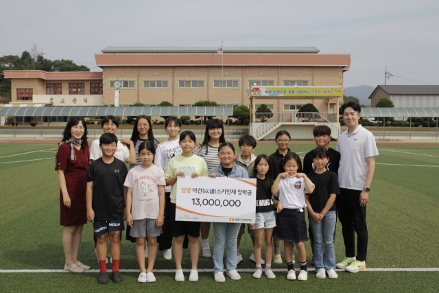 강원특별자치도 평창군 대관령면 횡계초등학교 스키부 학생들과 선생님이 장학금을 받은 뒤 기념 촬영을 하고 있다./사진제공=삼양식품