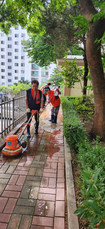 송간기업의 시설물 관리 전문 직원들이 아파트 도로 미화작업을 하고 있다. 사진 제공=송간기업