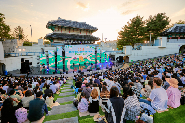 도쿄일렉트론코리아 임직원과 가족들이 경기 과천 서울랜드에서 열린 ‘패밀리 데이’ 30주년 기념식에서 즐거운 시간을 보내고 있다. 사진제공=도쿄일렉트론코리아