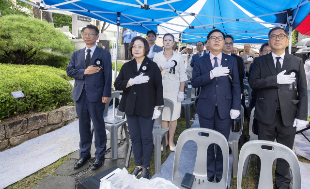 용산구청장(왼쪽에서 두번째)과 참석자들이 국기에 대한 경례를 하고 있다. 사진 제공=서울 용산구청