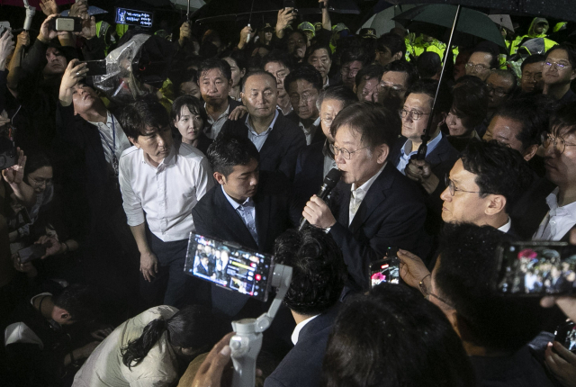 서울중앙지법이 27일 이재명 더불어민주당 대표에 대한 구속 전 피의자 심문 뒤 검찰이 청구한 구속영장을 기각했다. 이 대표가 27일 경기 의왕 서울구치소를 나서며 발언하고 있다. 의왕=연합뉴스