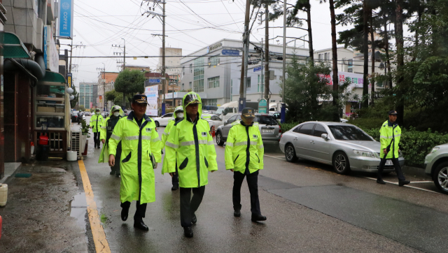 수원남부경찰서, 추석 명절 앞두고 전통시장 집중도보순찰