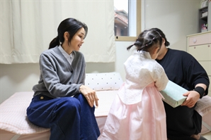 "강한 엄마 돼야"…김건희 여사, 추석 맞아 미혼모자 시설 격려 방문