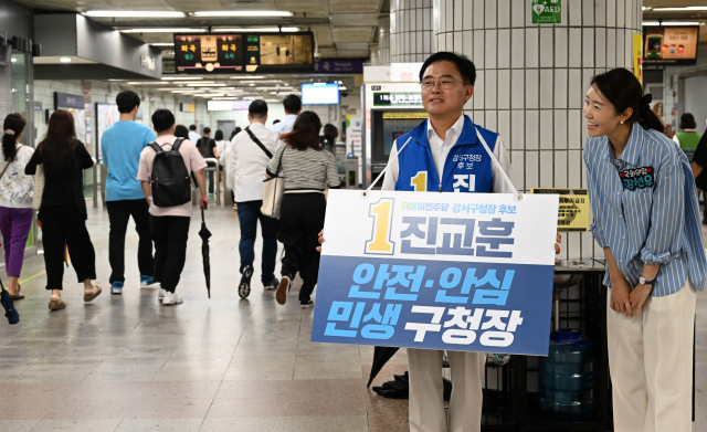 진교훈 더불어민주당 강서구청장 후보가 서울 지하철5호선 화곡역에서 출근인사를 하고 있다. 옆은 강선우 의원. 성형주 기자