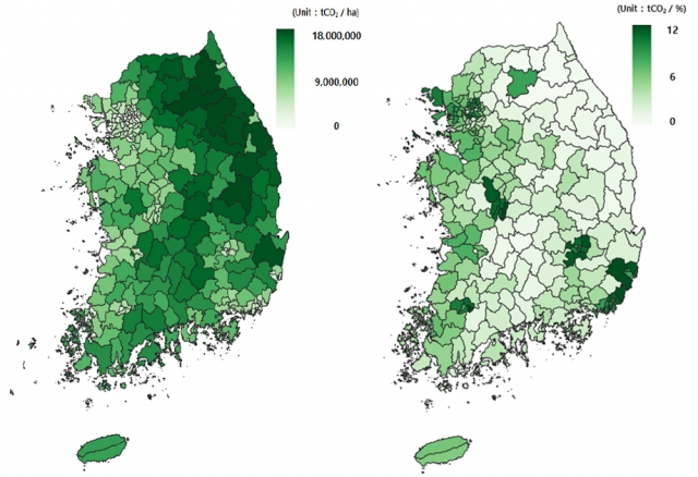 2020년 연간 기준 250개 지자체별 산림에 따른 이산화탄소 흡수량(왼쪽)과 면적당 흡수량 분포. 흡수량은 홍천군, 인제군, 삼척시 등 강원과 경북 지역이 많지만 흡수효율을 가늠하는 면적당 흡수량은 서울 성북구가 전국 1위를 차지했다. 사진 제공=대한환경공학회