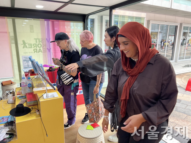 28일 ‘한국방문의해 기념 환영주간’ 행사가 진행중인 서울 명동 환영부스를 방문한 외국인들이 한국 전통공예품들을 살펴보고 있다. 사진 제공=방문위