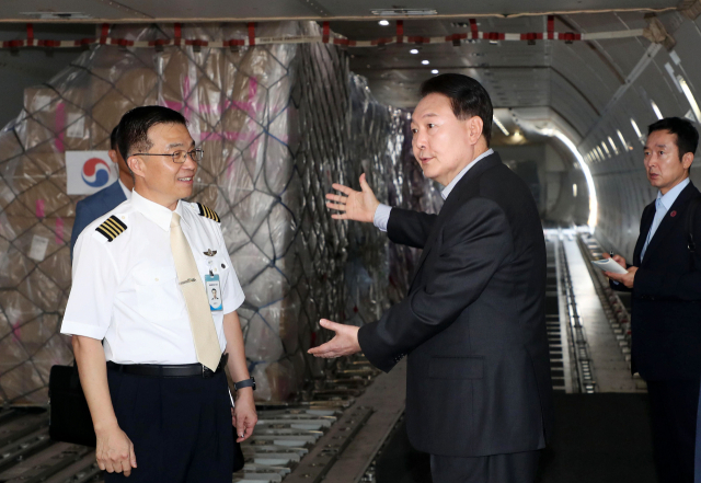 윤석열 대통령이 추석 연휴 첫날인 28일 오후 영종도 인천국제공항 대한항공 화물터미널을 방문, 도쿄행 화물기에 탑승해 기장으로부터 화물기 운항계획을 보고받고 있다./연합뉴스