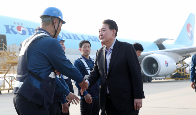 윤석열 대통령이 추석 연휴 첫날인 28일 오후 영종도 인천국제공항 대한항공 화물터미널을 방문, 항공 화물 종사자들을 격려하고 있다./연합뉴스