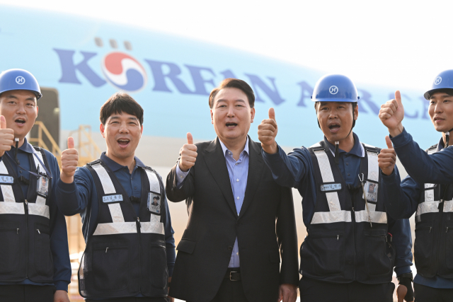 윤석열 대통령이 추석 연휴 첫날인 28일 오후 영종도 인천국제공항 대한항공 화물터미널을 방문, 항공 화물 종사자들을 격려한 뒤 기념촬영을 하고 있다./연합뉴스