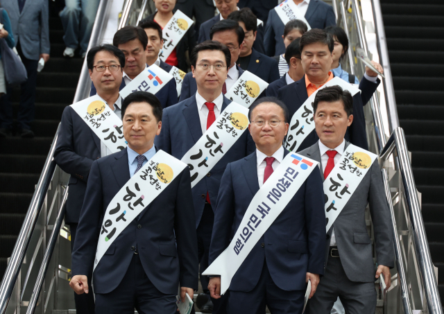 김기현 국민의힘 대표와 윤재옥 원내대표 등 지도부가 27일 서울역에서 귀성길 시민들에게 인사하기 위해 걸어가고 있다. 연합뉴스