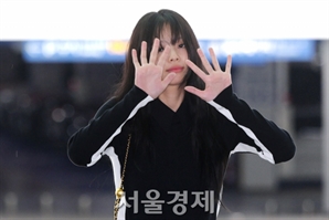 블랙핑크 제니, 재계약 불발 논란 속 파리 출국 [SE★포토]