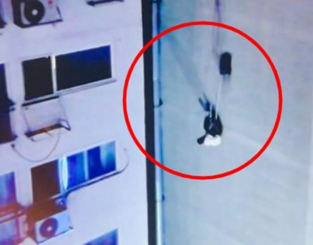 한 건물 옥상에서 추락한 20대 남성이 에어컨 줄에 걸려 매달려 있다. 연합뉴스