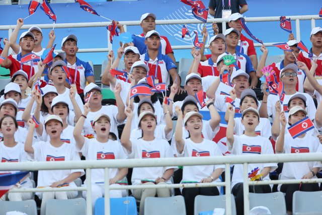 여자 축구 한국전에서 경기를 지켜보는 북한 응원단. 연합뉴스