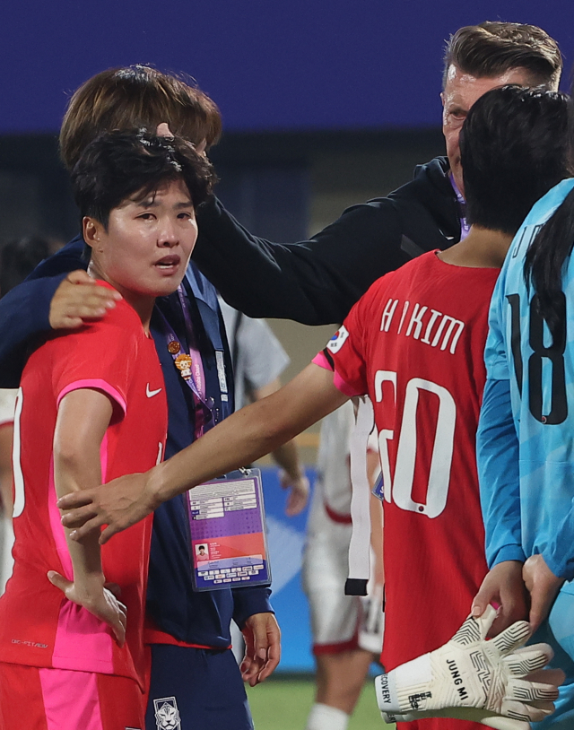 여자 축구 지소연(왼쪽)이 북한전 패배 뒤 분에 못 이겨 눈물을 보이고 있다. 연합뉴스