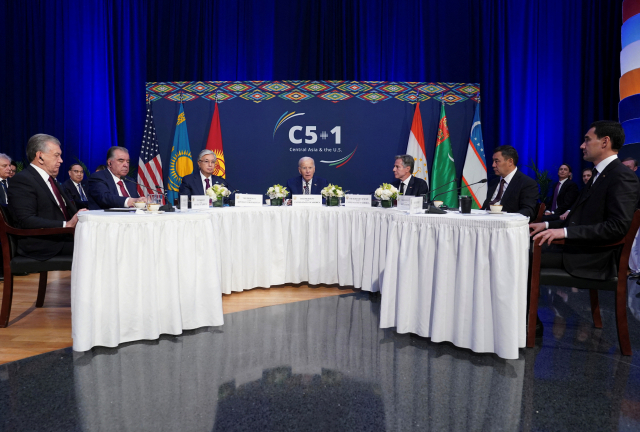 조 바이든 미국 대통령(가운데)과 중앙아시아 5개국(카자흐스탄·키르기스스탄·타지키스탄·투르크메니스탄·우즈베키스탄) 정상이 19일 뉴욕에서 C5+1 정상회의에 참석하고 있다. 로이터연합뉴스