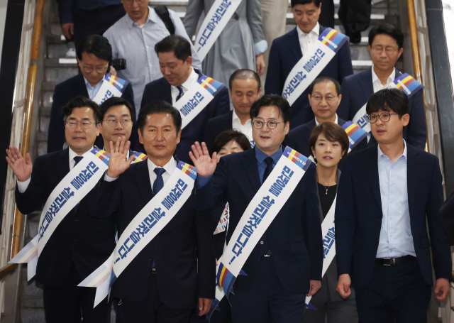 홍익표 더불어민주당 원내대표와 지도부가 27일 용산역 KTX 승강장에서 귀성길 시민들에게 인사를 하고 있다. 연합뉴스