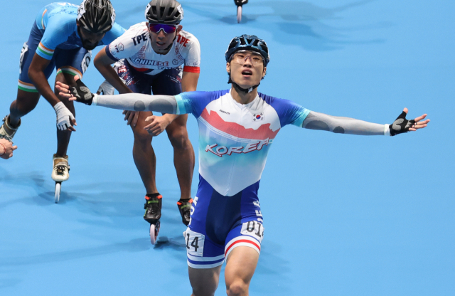 1일 항저우 아시안게임 롤러스케이트 남자 스피드 1000ｍ 결승에서 최광호가 1위로 피니시 라인을 통과하고 있다. 연합뉴스