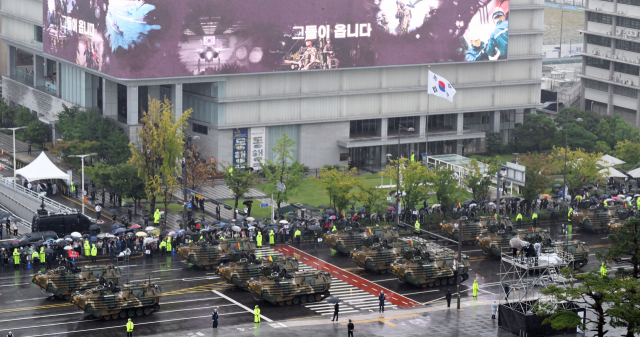 지난달 26일 서울 종로구 광화문광장에서 건군 75주년 국군의 날을 맞아 육·해·공군과 해병대 병력이 시가 행진을 펼치고 있다. 서울경제DB