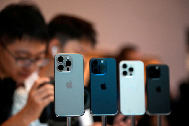 지난달 22일 중국 상하이의 한 애플 스토어에서 사람들이 최신형 아이폰 15 프로를 구경하고 있다. 로이터 연합뉴스