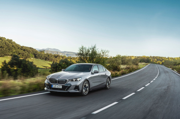 BMW 뉴 5시리즈.2023 벤츠 E250 아방가르드. 수입자동차협회에 따르면 올 들어 8월 누적 기준 BMW의 등록대수는 5만341대로 1위를 달리고 있다. 사진제공=BMW코리아
