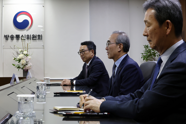 9월 15일 정부과천청사에서 진행된 방송통신위원장-이동통신 3사 대표이사와 첫 회동에서 이동통신 3사 대표들이 이동관 방송통신위원장의 발언을 듣고 있다. 위부터 유영상 SK텔레콤 대표, 김영섭 KT 대표, 황현식 LG유플러스 대표. 연합뉴스