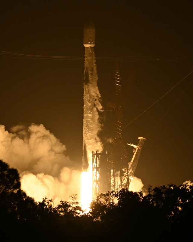 스페이스X의 팰컨 9 로켓이 지난달 29일 미국 플로리다주 케이프 커내버럴 우주군 기지에서 스타링크 위성 22기를 발사하고 있다. UPI연합뉴스