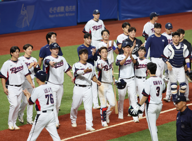 1일 항저우 아시안게임 야구 B조 조별리그 한국과 홍콩의 경기에서 승리한 한국 선수들이 기뻐하고 있다. 연합뉴스