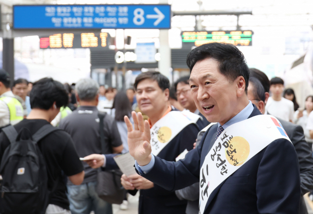 김기현 국민의힘 대표가 국민의힘 지도부와 함께 지난달 27일 서울역에서 귀성길에 나선 시민들에게 인사하고 있다. 연합뉴스