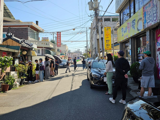 전남 순천시의 한 원도심 식당가에 점심시간이 훌쩍 지났음에도 불구하고 손님들이 줄을 서서 기다리고 있다. 사진 제공=순천시