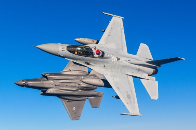 2022년 8월 24일 공군 KF-16(앞)과 호주 F-35A(뒤)이 호주 상공에서 편대비행을 하는 장면. 컴뱃 카메라팀이 촬영. 사진 제공=공군