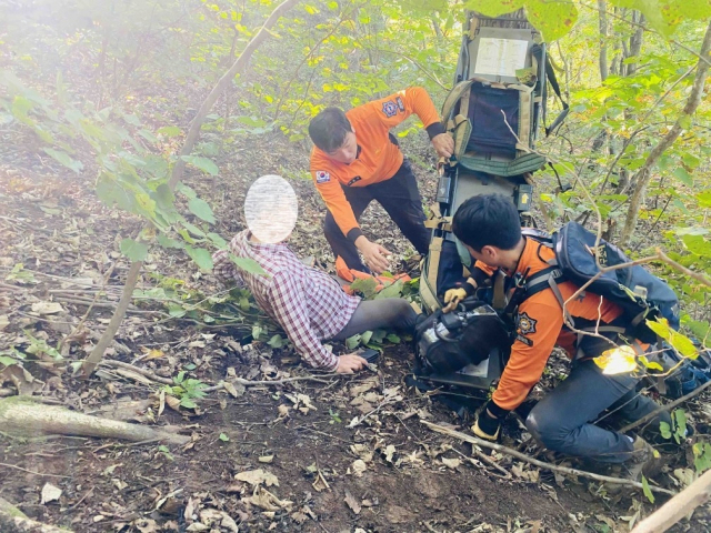 강원도 평창에서 산행 중 굴러 떨어진 등산객을 소방대원들이 구조하고 있다. 사진제공=강원소방본부