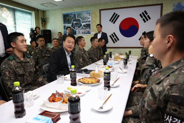 윤석열 대통령이 추석 연휴 중인 1일 경기도 연천군 육군 제25사단의 한 소초에서 전방 부대 장병들을 만나고 있다. 연합뉴스