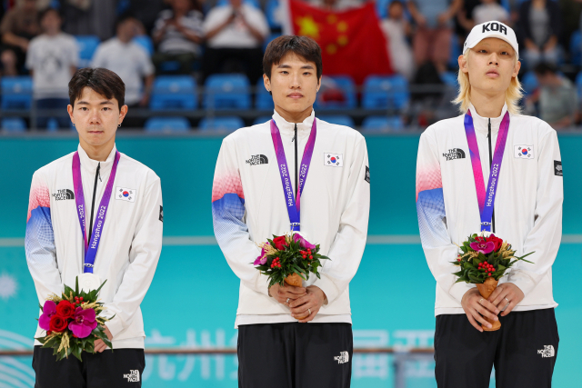 2일 중국 저장성 항저우 첸탕 롤러스포츠 센터에서 열린 항저우 아시안게임 롤러스케이트 남자 스피드 3000m 계주에서 은메달을 딴 한국 선수들이 시상대에 올라 있다. 왼쪽부터 정철원, 최광호, 최인호. 항저우=연합뉴스