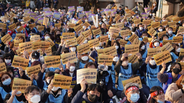 서울대병원 노동조합은 작년 11월 공공성 강화와 인력 충원 등을 주장하며 사흘간 총파업을 벌였다. 파업 2일차에는 보라매병원·서울대병원 시계탑 앞에서 출정식을 진행하고 서울시청 앞 결의대회, 의료연대본부 결의대회를 진행했다. 연합뉴스