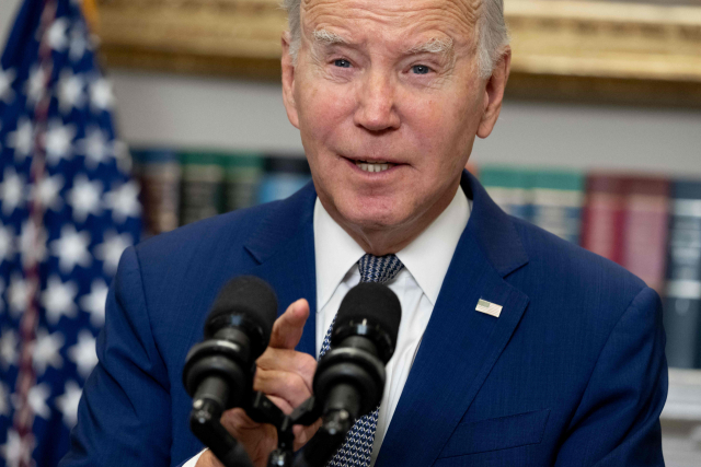 조 바이든 미국 대통령이 1일(현지시간) 백악관에서 임시예산안 처리와 관련해 기자들의 질문에 답하고 있다./로이터 연합뉴스