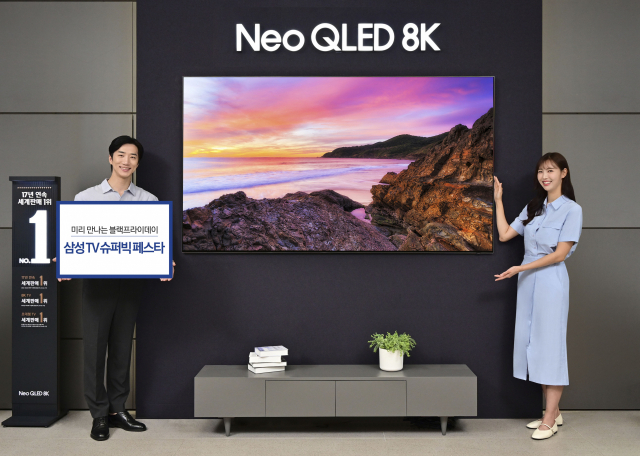 삼성전자 모델들이 네오 QLED 8K TV를 소개하고 있다. 사진제공=삼성전자