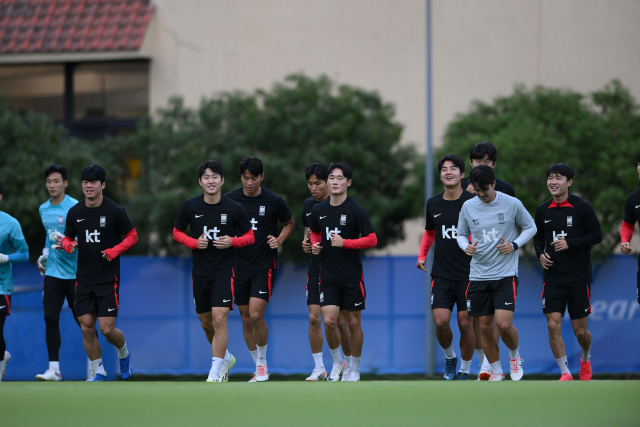 2일 이강인(왼쪽 세 번째)을 비롯한 한국 아시안게임 축구 대표팀이 회복 훈련을 하고 있다. 사진 제공=대한축구협회