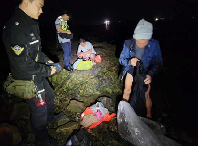 보령해양경찰서는 3일 오전 1시53분께 충남 보령 대천항으로 밀입국을 시도한 중국인 22명을 붙잡았다고 밝혔다. 이들은 이날 중국에서 타고 온 배로 대천항 앞바다까지 접근한 뒤 구명조끼 등을 입고 헤엄쳐 밀입국을 시도한 것으로 알려졌다. 연합뉴스