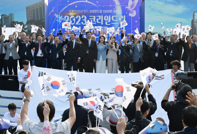 문현진 글로벌피스재단 세계의장이 3일 서울 여의도공원 문화의 마당에서 열린 '2023 코리안드림 통일실천페스타'에서 참석자들과 함께 만세 세리머니를 하고 있다. 권욱 기자