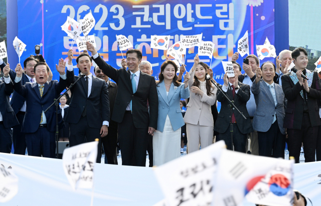 문현진 글로벌피스재단 세계의장이 3일 서울 여의도공원 문화의 마당에서 열린 '2023 코리안드림 통일실천페스타'에서 참석자들과 함께 만세 세리머니를 하고 있다. 권욱 기자