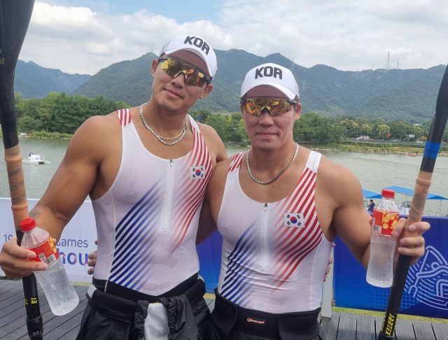 한국 카누 대표팀의 장상원(왼쪽)과 조광희. 연합뉴스