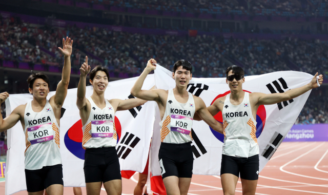 3일 중국 항저우 올림픽 스포츠센터에서 열린 2022 항저우 아시안게임 남자 400ｍ 계주 결선에서 동메달을 차지한 대한민국 김국영(왼쪽부터), 이정태, 고승환, 이재성이 태극기를 펼치고 기념촬영을 하고 있다. 연합뉴스