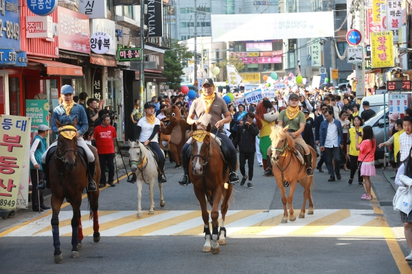 말죽거리 골목에서 퍼레이드를 진행하고 있다. 사진 제공=서초구청