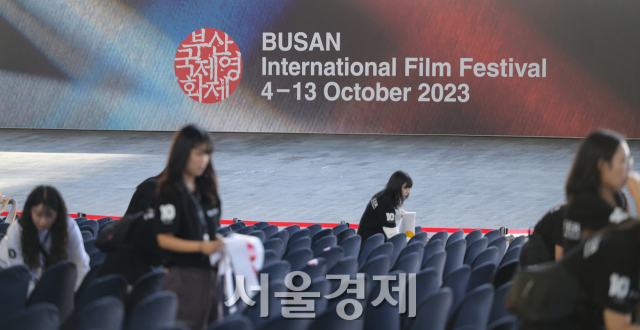 제28회 부산국제영화제(28th BUSAN International Film Festival, BIFF) 개막 당일인 4일 오후 부산 해운대구 영화의 전당에서 봉사자들이 개막식 준비를 하고 있다. 김규빈 기자