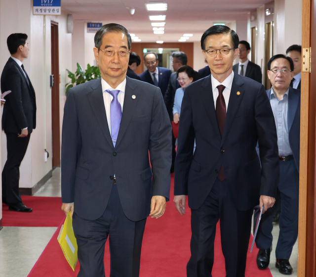 한덕수(왼쪽) 국무총리와 방문규 산업통상자원부 장관이 4일 서울 종로구 정부서울청사에서 열린 국무회의에 입장하고 있다. 연합뉴스