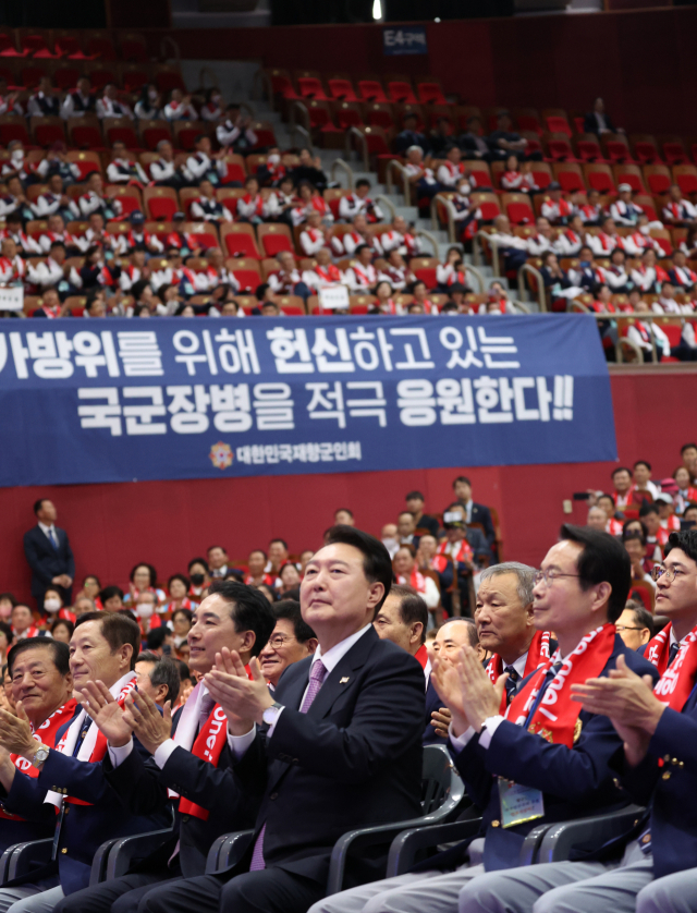 윤석열 대통령이 4일 서울 송파구 올림픽공원 올림픽홀에서 열린 재향군인회 창설 제71주년 기념식 및 전국 읍·면·동회장 총력안보 결의대회에서 깃발 입장 때 박수치고 있다. 연합뉴스